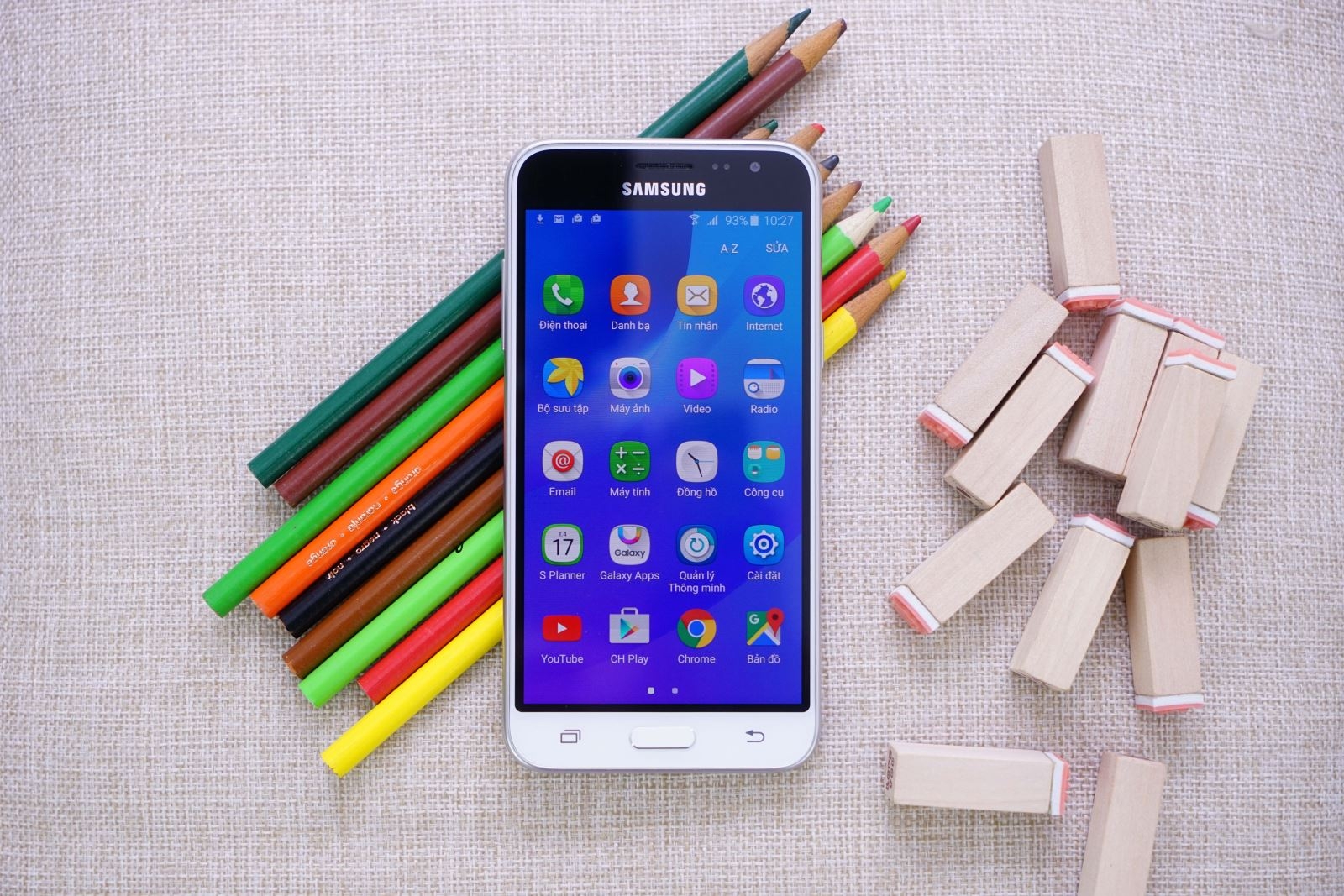 Samsung Galaxy J3 sở hữu màn hình 5.0 inch với tầm nền supper AMOLED