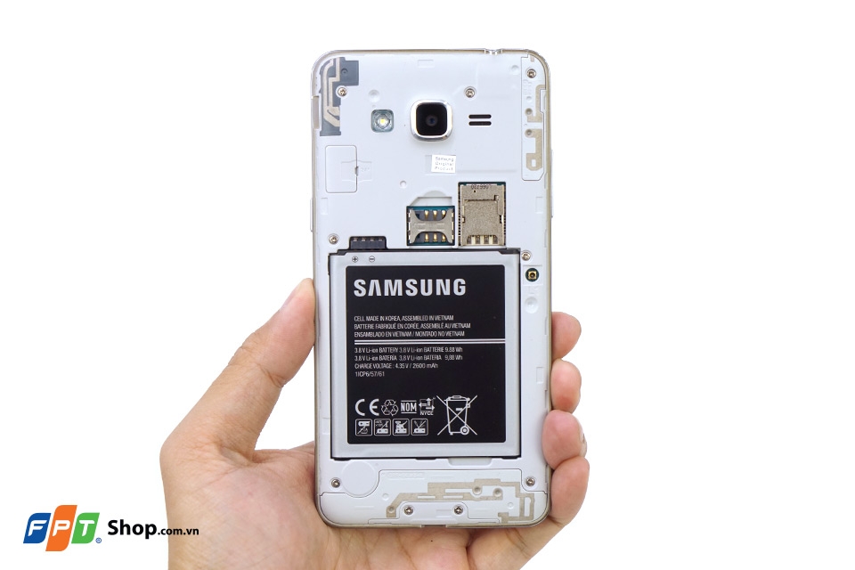 Phần nắp lưng của galaxy J2 prime có thể tháo rời thuận tiện thay pin và tháo lắp sim