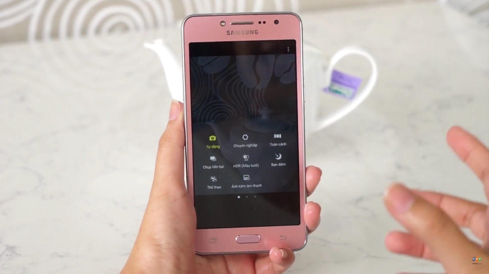 Bộ đôi camera trước sau đều được trang bị flash led hỗ trợ chụp thiếu sáng