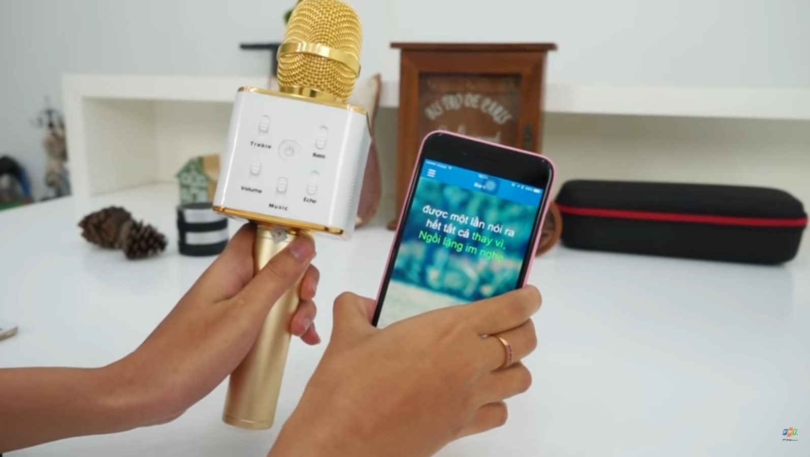 Micro kèm loa Q7U kết nối với smartphone thông qua Bluetooth Micro kèm loa Q7U kết nối với smartphone thông qua Bluetooth