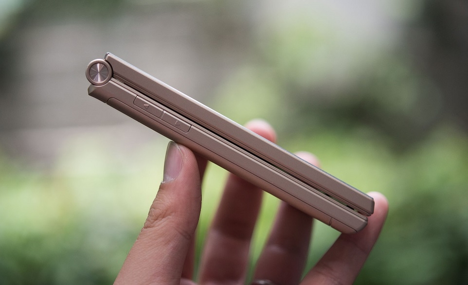 Trên tay Freetel Musashi: Điện thoại nắp gập 2 màn hình