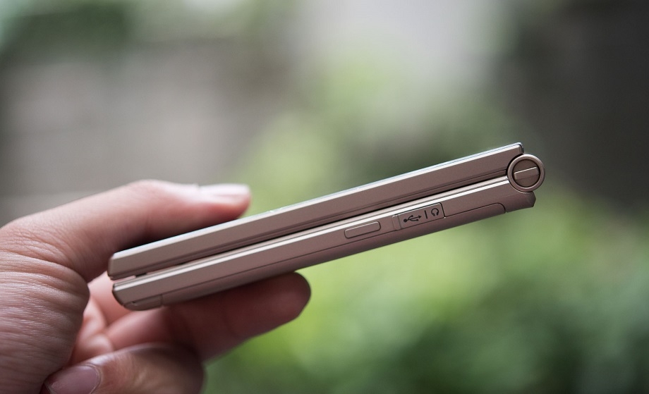 Trên tay Freetel Musashi: Điện thoại nắp gập 2 màn hình