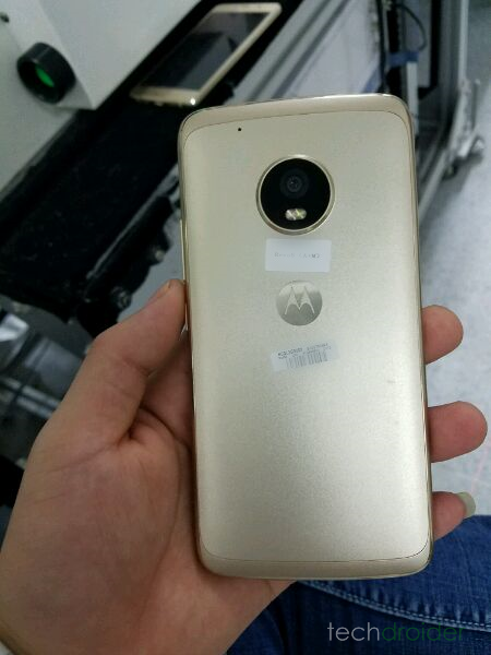 Moto X 2017 “bằng xương bằng thịt” xuất hiện trên tay người dùng Moto X 2017 “bằng xương bằng thịt” xuất hiện trên tay người dùng