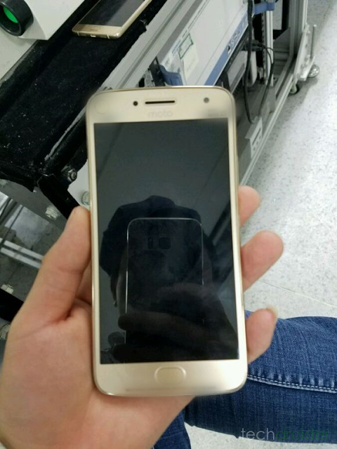 Moto X 2017 “bằng xương bằng thịt” xuất hiện trên tay người dùng Moto X 2017 “bằng xương bằng thịt” xuất hiện trên tay người dùng