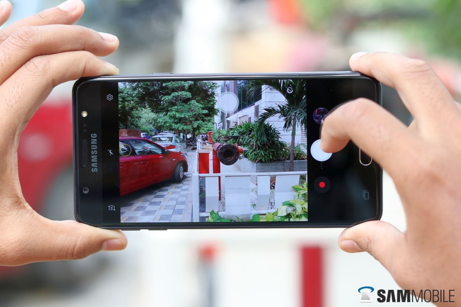 Đánh giá Galaxy J7 Max: Thiết kế đẹp, RAM 4GB, màn hình 5.7 inch, Smart Glow, nhận dạng khuôn mặt, giá cực hấp dẫn Đánh giá Galaxy J7 Max: Thiết kế đẹp, RAM 4GB, màn hình 5.7 inch, Smart Glow, nhận dạng khuôn mặt, giá cực hấp dẫn