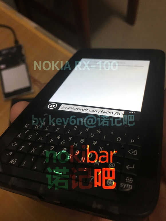 Một chiếc Nokia chạy Windows Phone 8, bàn phím QWERTY bất ngờ xuất hiện