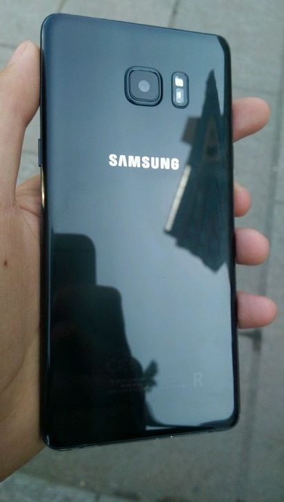 Lộ ảnh trên tay Galaxy Note 7 tân trang với màu đen bóng sang trọng, có ký tự đặc biệt