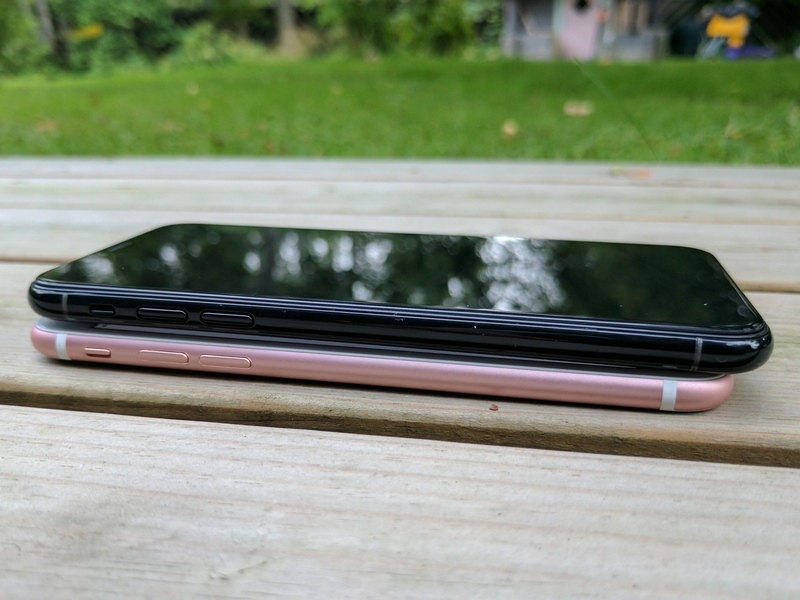 iPhone 8 lộ ảnh thực tế bên cạnh iPhone 7, “quá đẹp so với quy định”