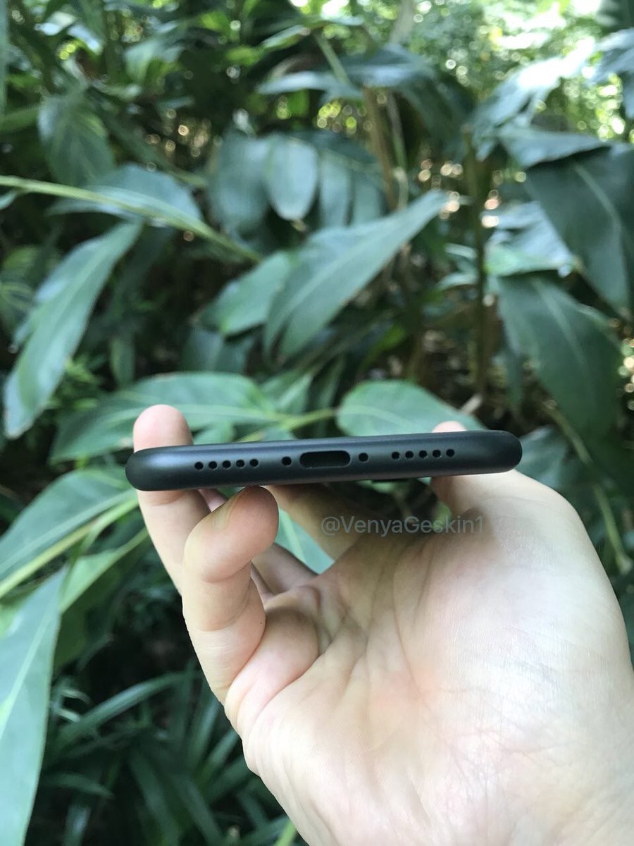 iPhone 8 tiếp tục xuất hiện trên tay người dùng, hé lộ thêm nhiều chi tiết hấp dẫn
