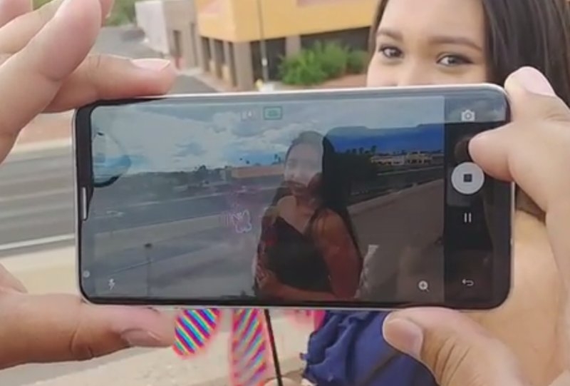 Cận cảnh LG V30 camera kép trên tay người dùng