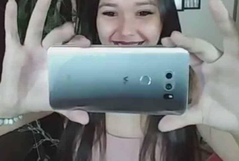 Cận cảnh LG V30 camera kép trên tay người dùng