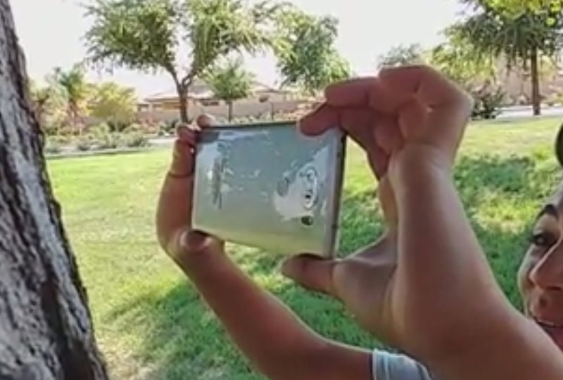 Cận cảnh LG V30 camera kép trên tay người dùng