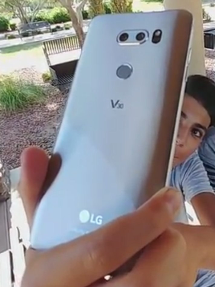 Cận cảnh LG V30 camera kép trên tay người dùng