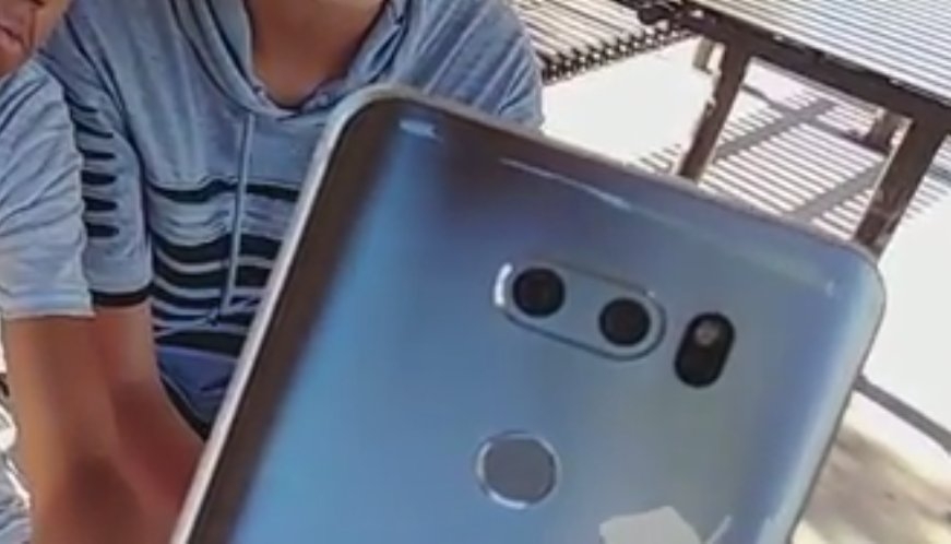 Cận cảnh LG V30 camera kép trên tay người dùng Cận cảnh LG V30 camera kép trên tay người dùng