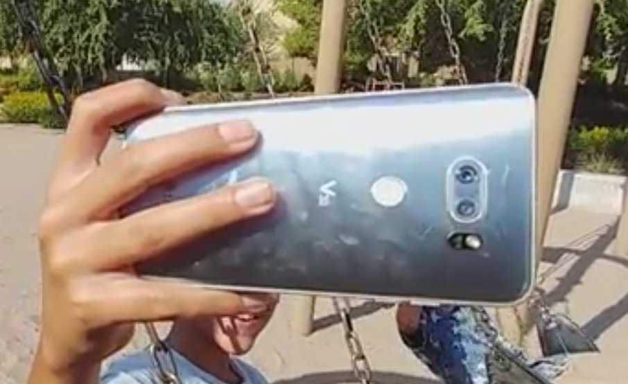 Cận cảnh LG V30 camera kép trên tay người dùng Cận cảnh LG V30 camera kép trên tay người dùng