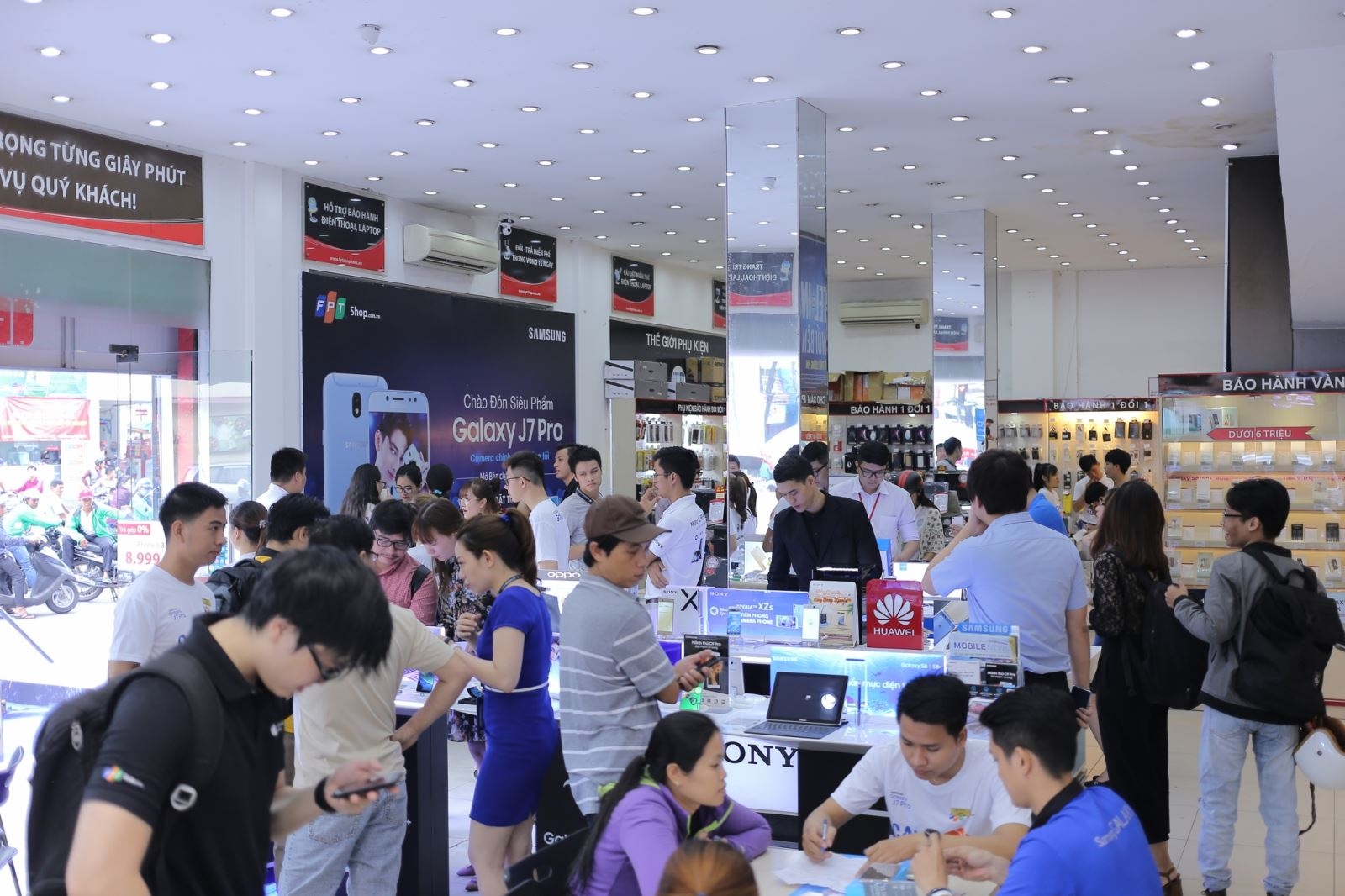 Mở bán Galaxy J7 Pro