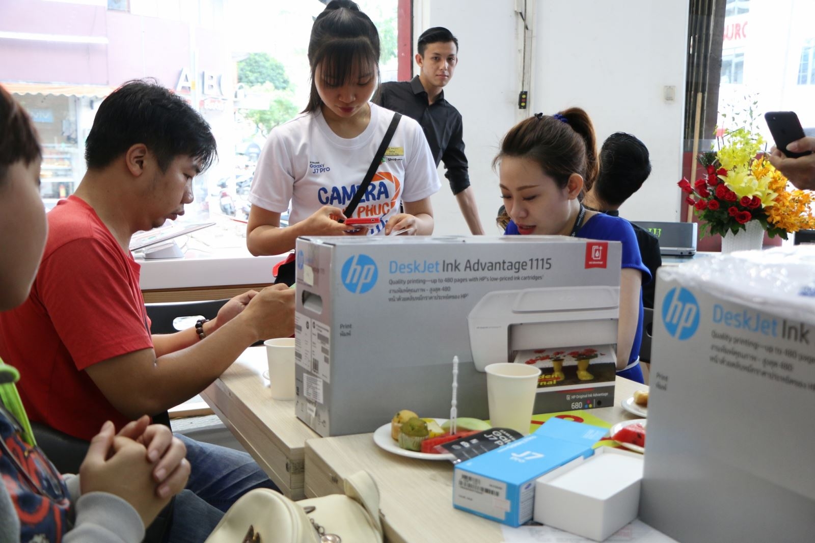 Khách hàng tới nhận máy