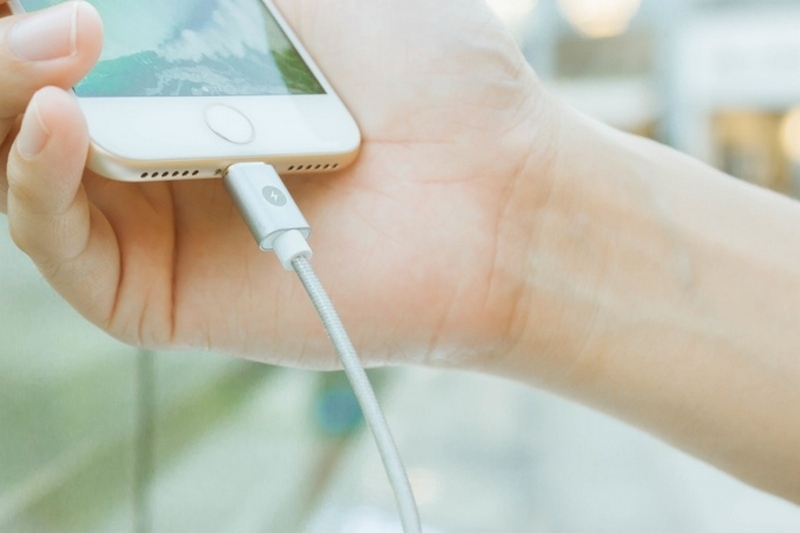 Đầu sạc đầu tiên trên thế giới dành cho cả iPhone và Android Đầu sạc đầu tiên trên thế giới dành cho cả iPhone và Android