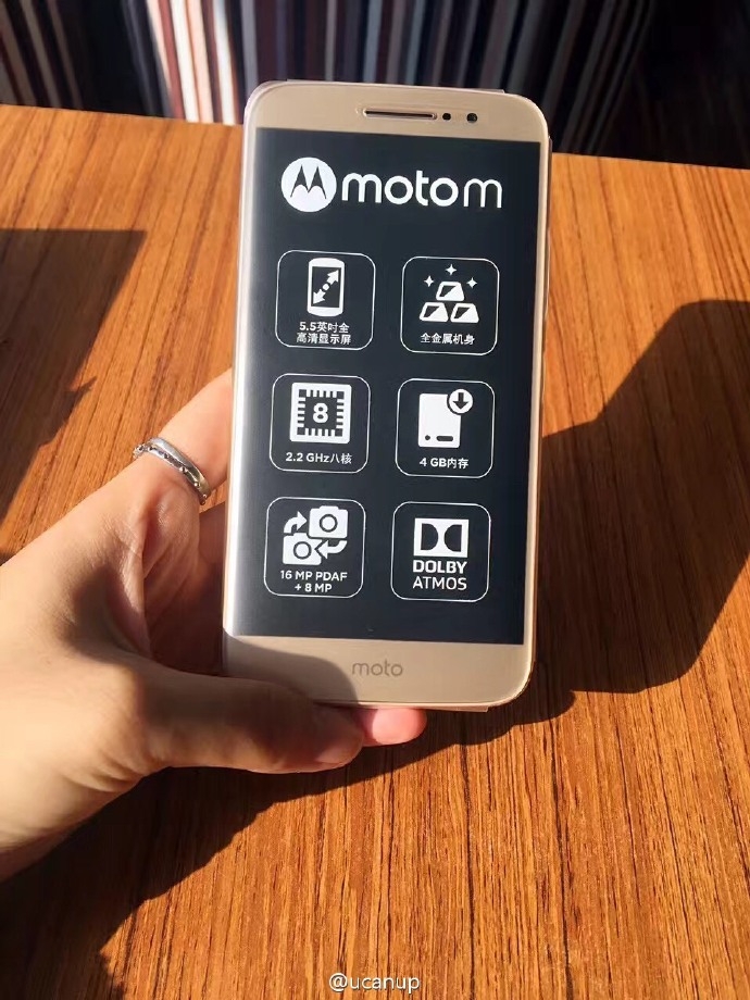Hết ảnh báo chí, Moto M camera 16MP lộ ảnh đập hộp trên tay người dùng