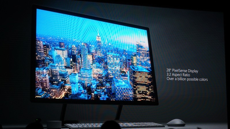Microsoft trình làng chiếc PC đầu tiên của mình với RAM 32GB, ổ 2TB