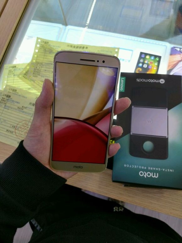 Moto M lộ ảnh thực tế trên tay người dùng, camera 8/16MP, có cảm biến vân tay