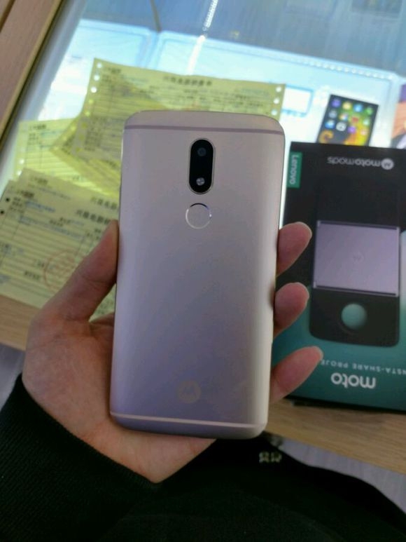 Mặt sau Moto M