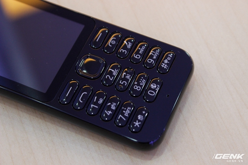 Trên tay Nokia 222 giá 950 ngàn đồng với màu Jet Black như iPhone 7