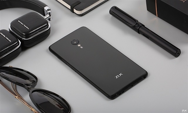 Zuk Z2 Pro với mặt kính 3D phía sau
