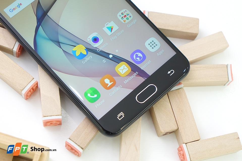 Chất lượng hiển thị trên Galaxy J7 Prime? Đừng vội phán xét Cùng độ phân giải, nhưng màn TFT sẽ hiển thị sắc nét hơn Super AMOLED