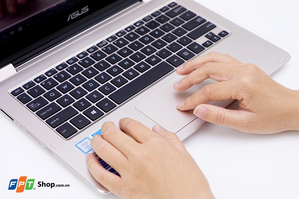 Trackpad khá nhạy nhưng còn hơi rít