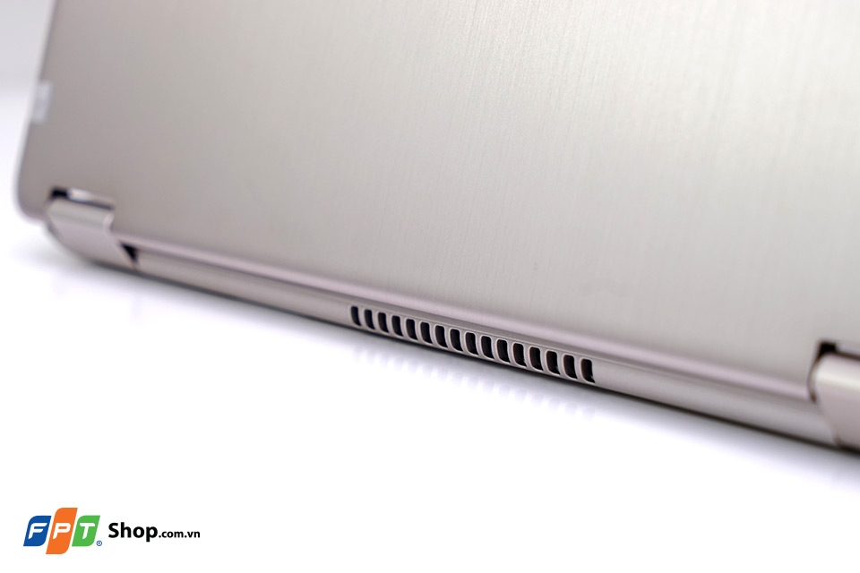 ASUS VivoBook Flip TP301UA có khe tản nhiệt phía sau bản lề máy