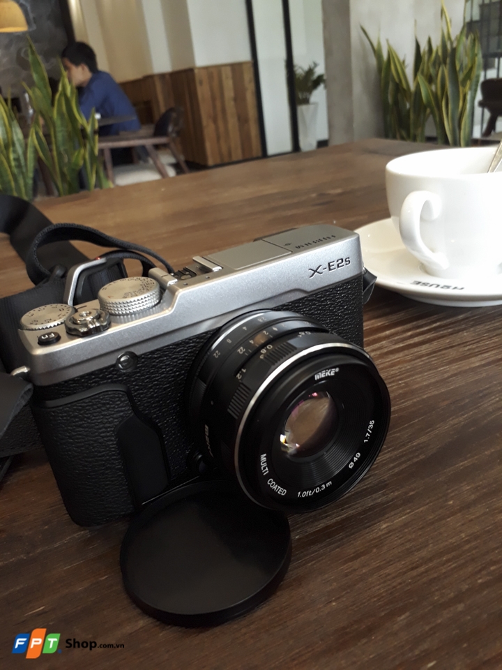 Thử chụp máy ảnh trong quán cafe