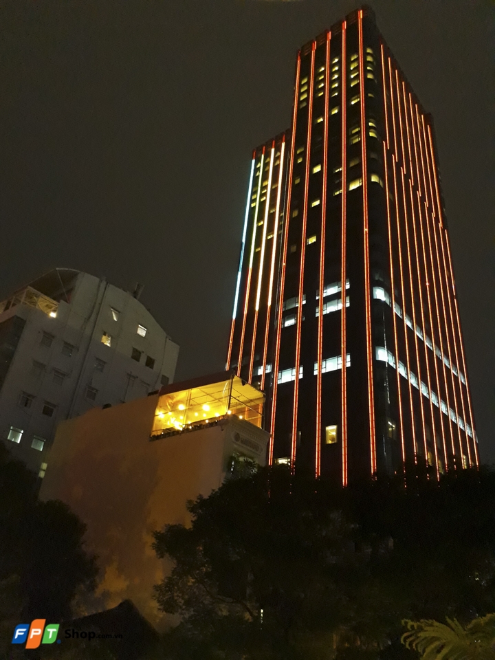 Độ chi tiết của dải đèn toà nhà vẫn còn có thể thấy được