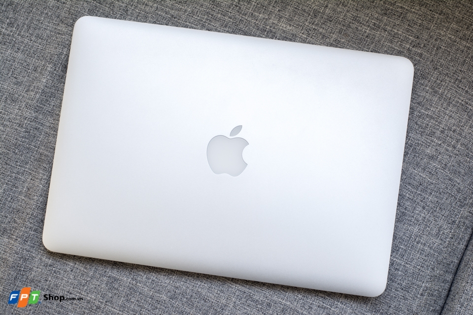 Lenovo ideapad 710S đọ sắc cùng MacBook Pro Retina 13