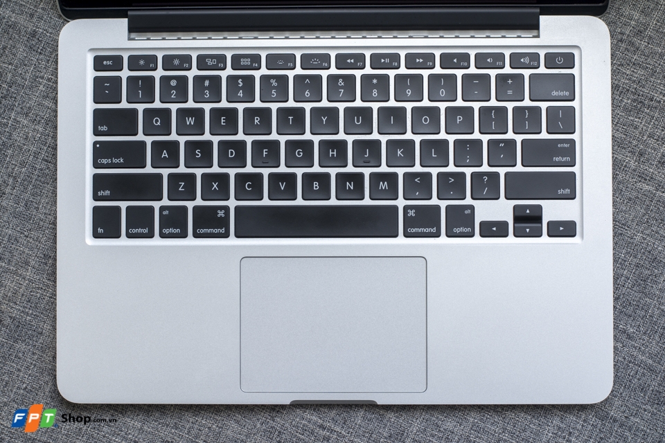 Lenovo ideapad 710S đọ sắc cùng MacBook Pro Retina 13