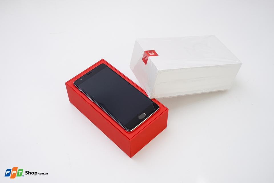 Bên trong hộp, chiếc OnePlus 3 được đóng gói đơn giản