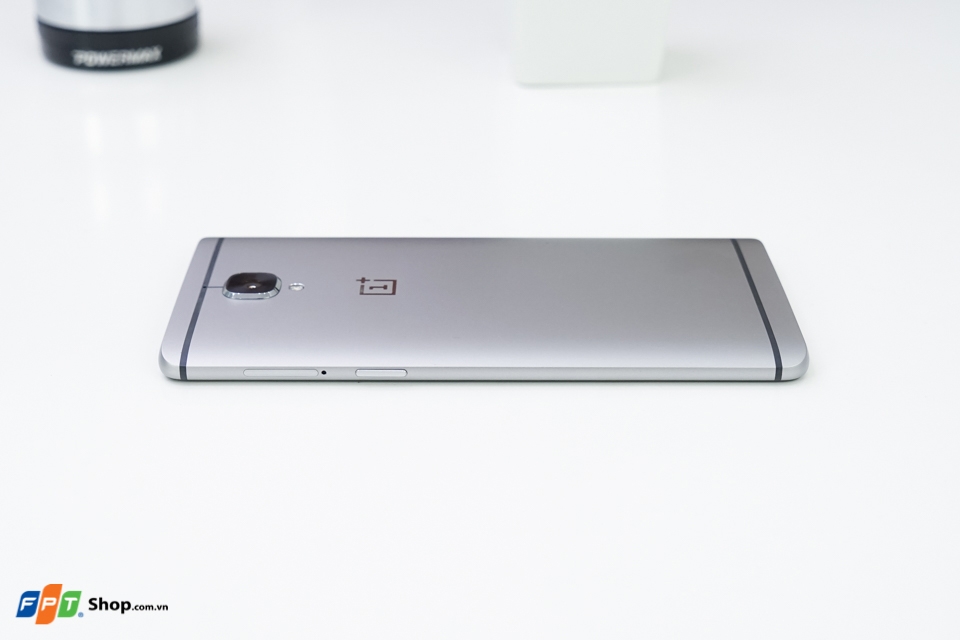 Cạnh phải của OnePlus 3
