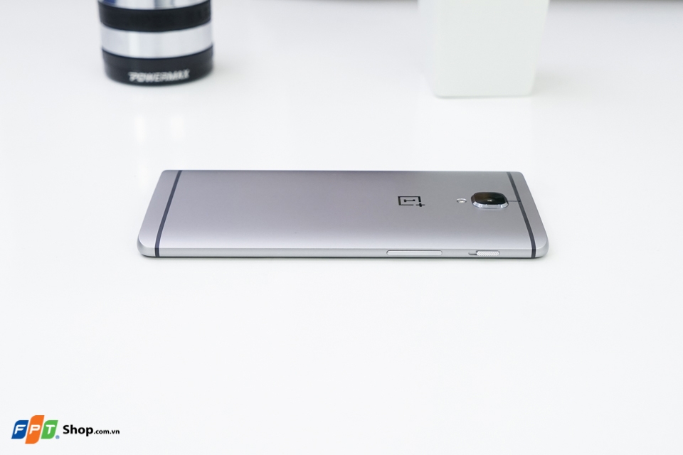 Cạnh trái của OnePlus 3