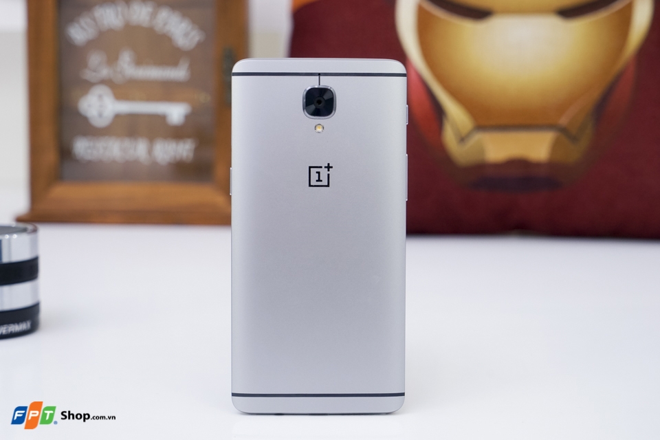 Mặt lưng của OnePlus 3 đơn giản