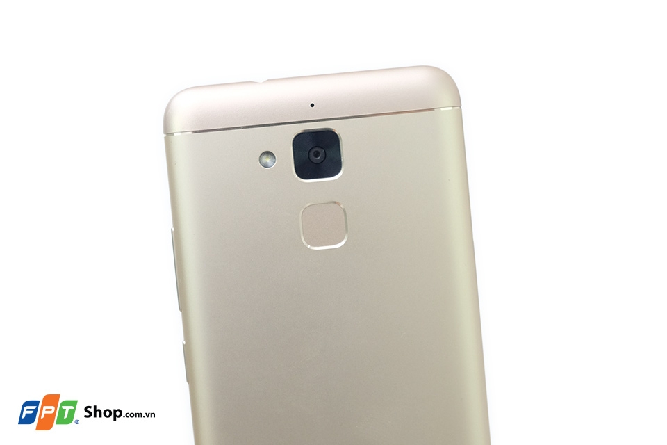 Phía trên mặt lưng của ASUS Zenfone 3 Max