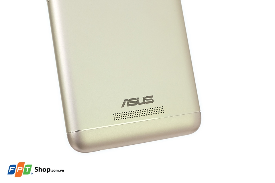 Phía dưới mặt lưng của ASUS Zenfone 3 Max
