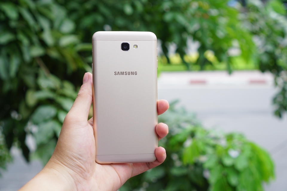 Samsung Galaxy J7 Prime có thiết kế kim loại nguyên khối