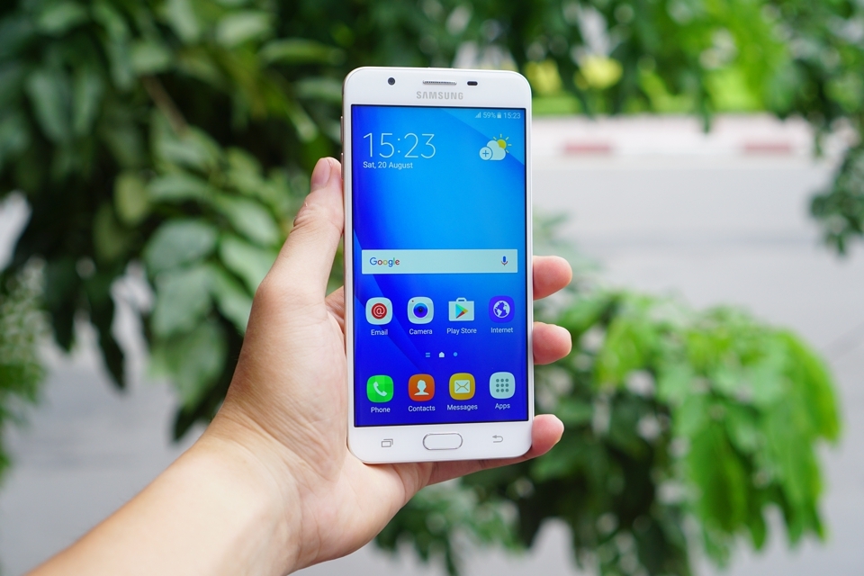 Samsung Galaxy J7 Prime có màn hình 5,5 inch độ phân giải Full HD