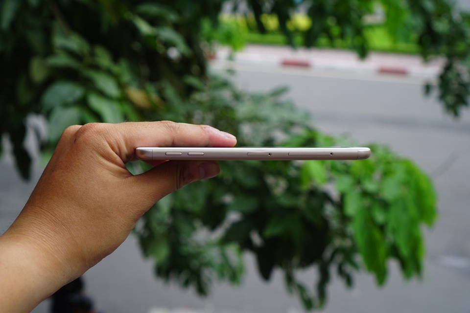 Cạnh trái của Samsung Galaxy J7 Prime