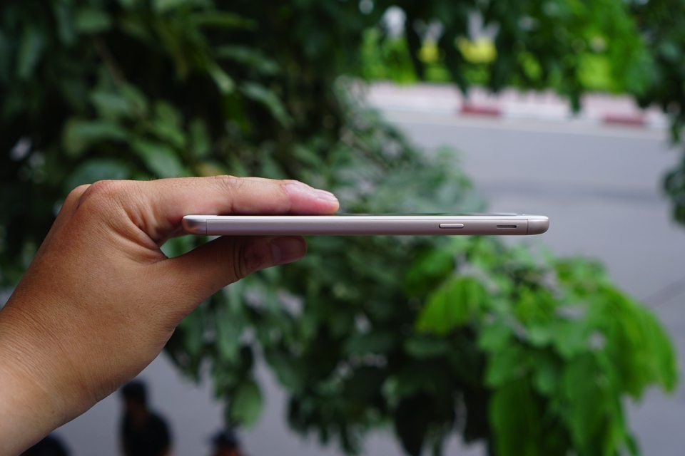 Cạnh phải của Samsung Galaxy J7 Prime