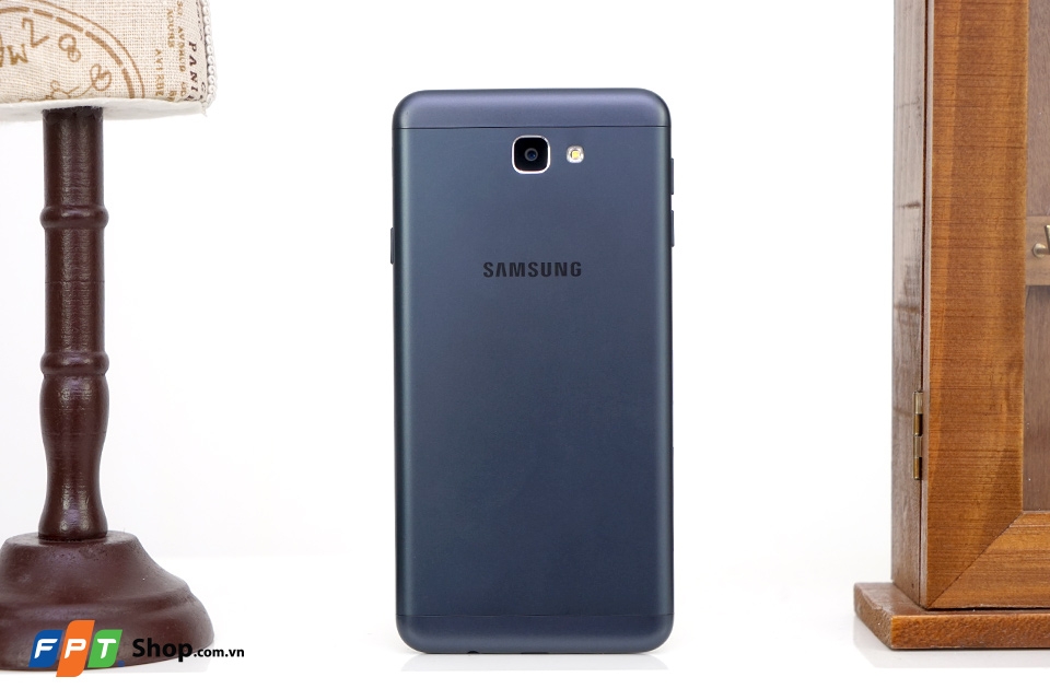 Samsung Galaxy J7 Prime được làm bằng kim loại nguyên khối chắc chắc