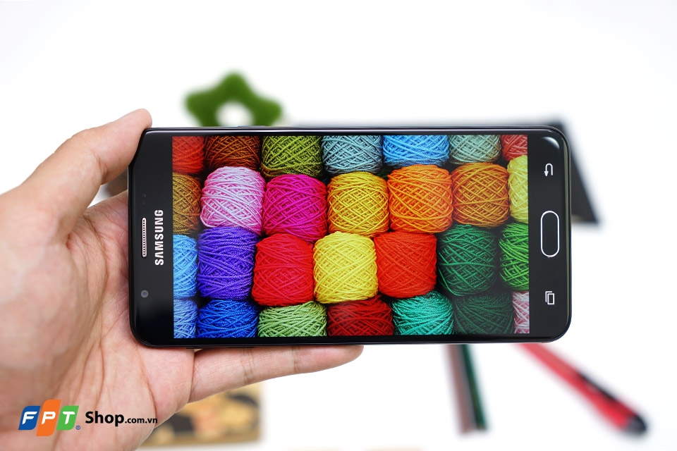 Samsung Galaxy J7 Prime sử dụng màn hình PLS