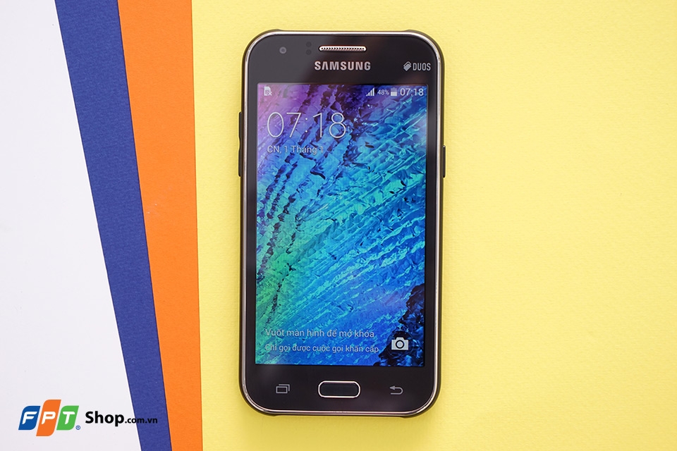 Top 5 smartphone dành cho sinh viên mùa tựu trường Samsung Galaxy J1 có thiết kế cổ điển