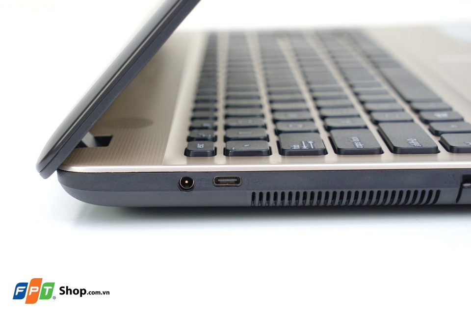 Trên tay ASUS VivoBook Max X541UV: Cứng cáp, đẹp và nhẹ Cổng sạc, cổng USB Type C và khe tản nhiệt