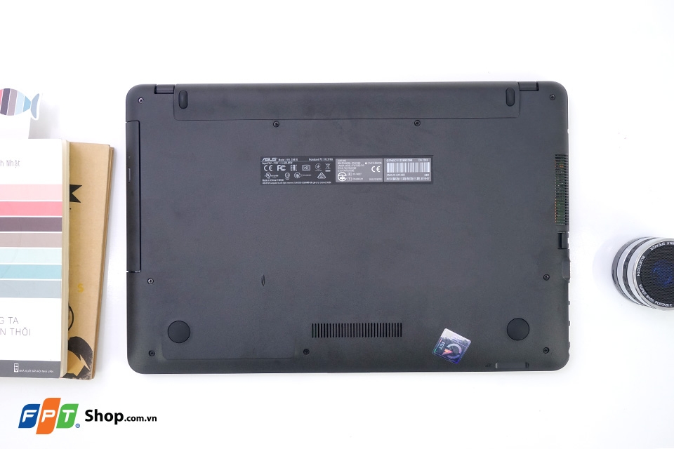 Trên tay ASUS VivoBook Max X541UV: Cứng cáp, đẹp và nhẹ Mặt dưới của ASUS VivoBook Max X541UV đơn giản